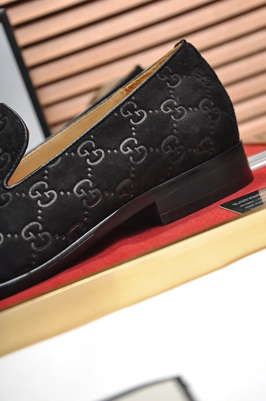 Men's shoes💰500💶Italy's top luxury men's shoe giant (GUCCI) (Gucci) (full cowhide lining) new arrival🍃Original European style🔰 Pleasant to the eye😍In order to make the shoes more durable and non-deformable🌀The production continues to follow traditional methods but there is still no lack of innovation💪Choose original sheepskin for the leather♻️ Smooth and natural And extra bright ⭐Made of imported cowhide, the first choice of rich people 38-45 (45 customized)